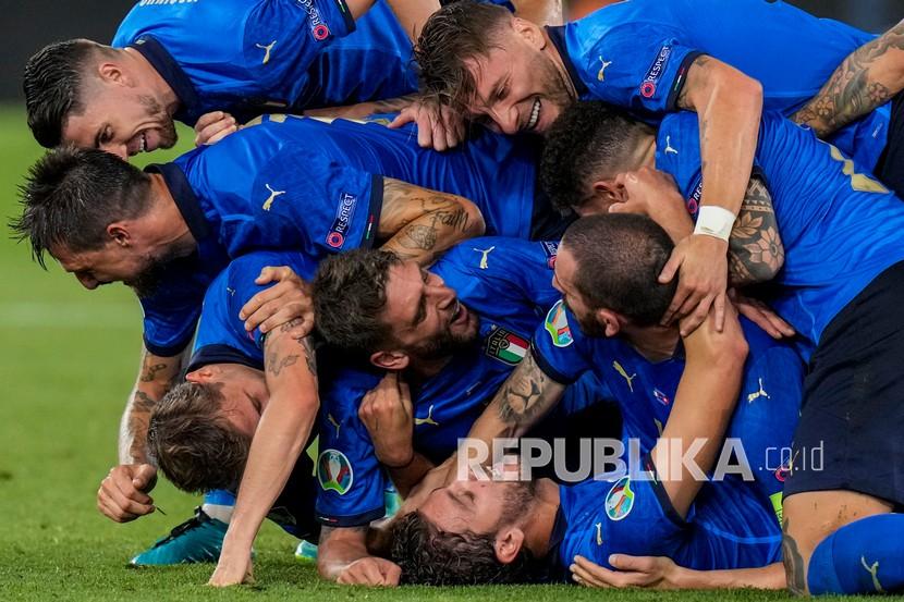 Para pemain timnas Italia merayakan gol pada pertandingan Grup A Euro 2020 antara Italia dan Swiss di Stadion Olimpiade di Roma, Italia, Kamis (17/6) dini hari WIB. Italia unggul 3-0 atas Swiss sekaligus memastikan diri melaju ke babak 16 besar.