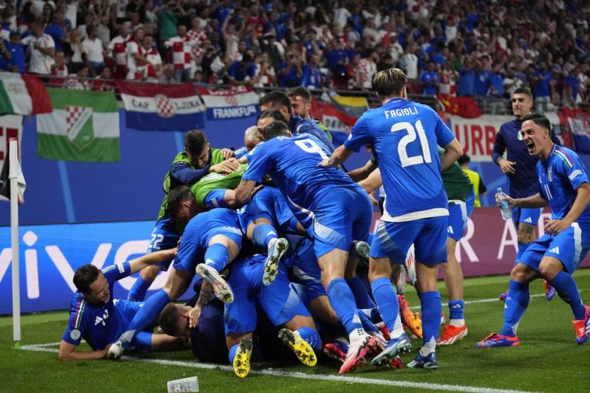 Pemain Italia merayakan gol yang dicetak Mattia Zaccagni ke gawang Kroasia dalam pertandingan Grup B Euro 2024 di Leipzig, Jerman, Selasa (25/6/2024) dini hari WIB.