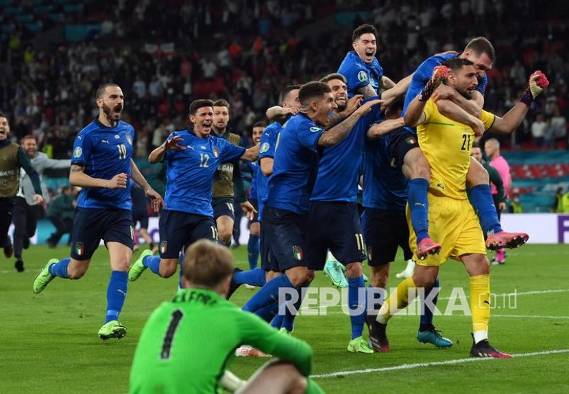 Pemain Italia merayakan setelah memenangkan final UEFA EURO 2020 antara Italia dan Inggris di London, Inggris, Senin (12/7) dini hari WIB. 
