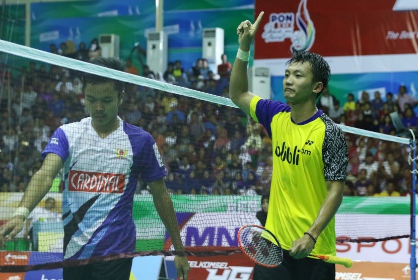 Pemain Jateng, Ihsan Maulana Mustofa kalahkan pemain Jabar, Anthony Sinisuka Ginting dalam partai final beregu bulu tangkis PON XIX di GOR Bima, Cirebon, Jumat (23/9).