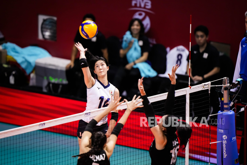 Pemain Jepang beraksi pada Kejuaraan Dunia Bola Voli Putri U-21 2025 di Jakarta.