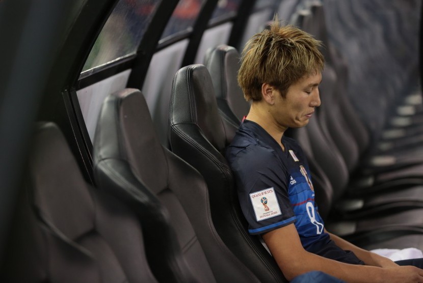 Pemain Jepang, Genki Haraguchi duduk di bangku cadangan seusai laga kualifikasi Piala Dunia 2018 lawan Australia di stadion Etihad, Melbourne, Selasa (11/10) malam. Pada laga yang berakhir imbang 1-1 itu, Genki mencetak satu gol Jepang.