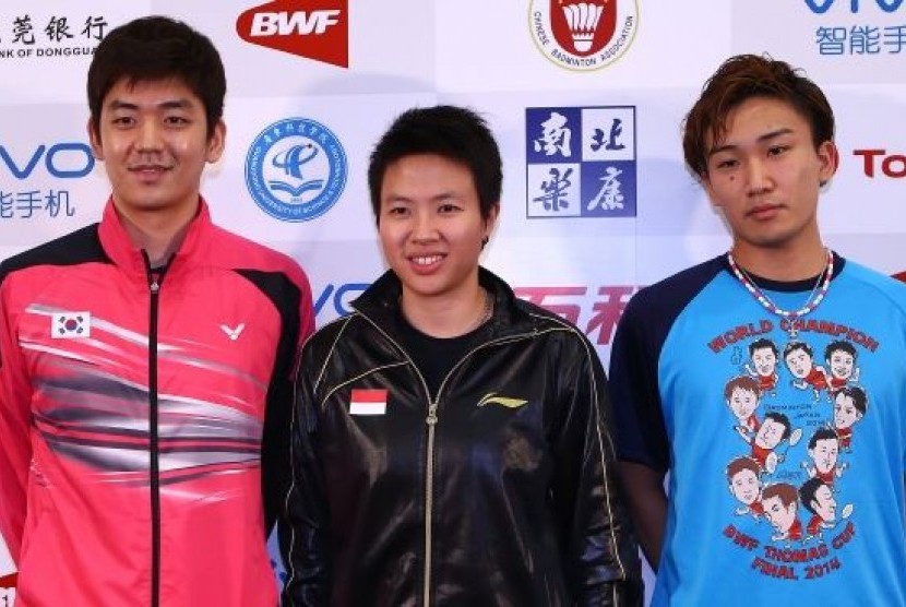 Pemain Jepang Kento Momota (kanan) berfoto bersama pemain Indonesia Liliyana Natsir (tengah) dan pemain Korea Selatan Lee Yong Dae (kiri)