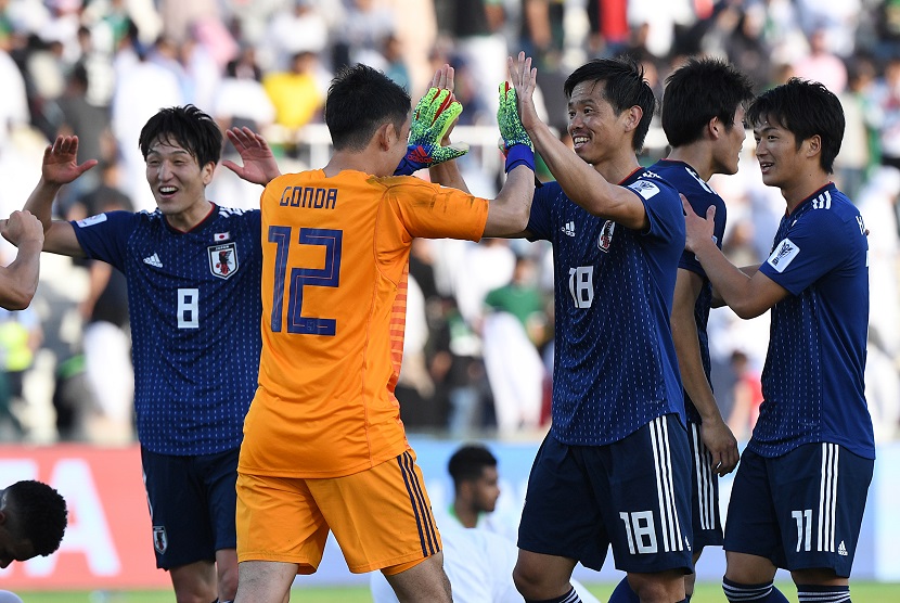 Pemain Jepang merayakan kemenangan atas lawan mereka Arab Saudi pada putaran 16 besar Ajang AFC Asian Cup di Sharjah, Uni Emirat Arab, Senin (21/1)