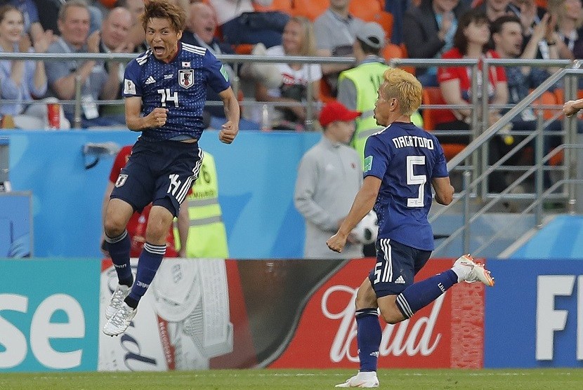   Pemain Jepang Takashi Inui (kiri) merayakan gol yang ia ciptakan ke gawang Senegal dalam pertandingan lanjutan Grup H Piala Dunia 2018 di Yekaterinburg, Rusia, Ahad (24/6). 