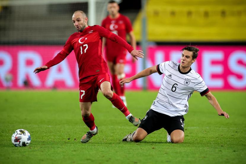 Pemain Jerman Florian Neuhaus (kanan) berduel bola dengan pemain Turki Efecan Karaca.