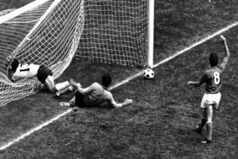   Pemain Jerman Gerd Mueller (kiri) menabrak jaring gawang setelah gagal memperdaya penjaga gawang Itali Enrico Albertosi (tengah) dalam laga semi final Piala Dunia 1970 di Mexico. Pertandingan dimenangkan Itali 4-3 setelah perpanjangan waktu.