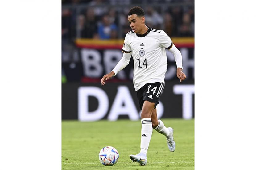 Pemain Jerman Jamal Musiala beraksi saat pertandingan sepak bola UEFA Nations League antara Jerman dan Inggris di Allianz Arena, di Munich, Jerman, Selasa, 7 Juni 2022.
