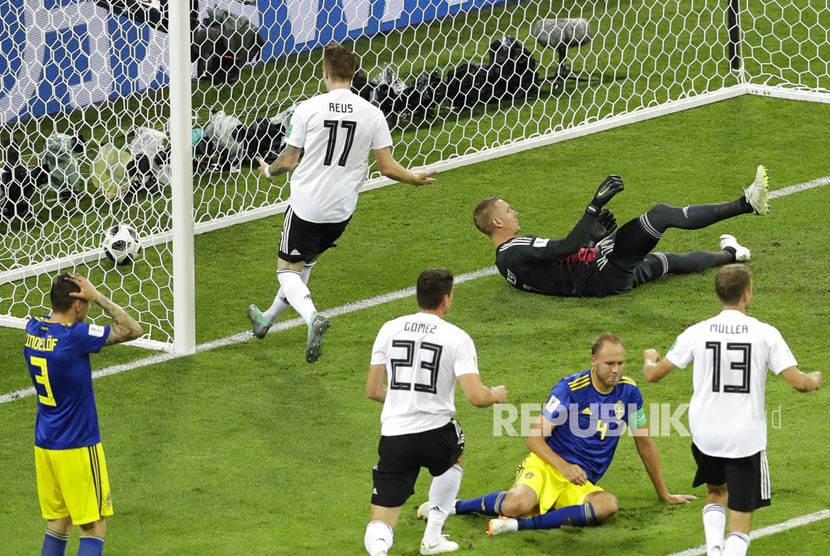 Pemain Jerman Marco Reus mencetak gol pertama bagi timnya pada pertandingan grup F Piala Dunia 2018  antara Jerman dan Swedia  di Stadion Fisht di Sochi, Rusia, Sabtu (23/6). 