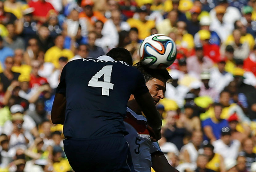 Pemain Jerman, Mats Hummels (kanan), mencetak gol setelah memenangkan duel udara dengan pemain Prancis, Raphael Varane, di laga perempat final Piala Dunia 2014 di Stadion Maracana, Rio de Janeiro, Jumat (4/7). 