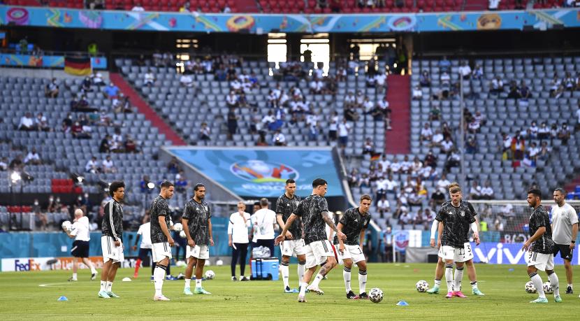Pemain Jerman melakukan pemanasan untuk pertandingan sepak bola babak penyisihan grup F UEFA EURO 2020 antara Prancis dan Jerman di Munich, Jerman, 15 Juni 2021.