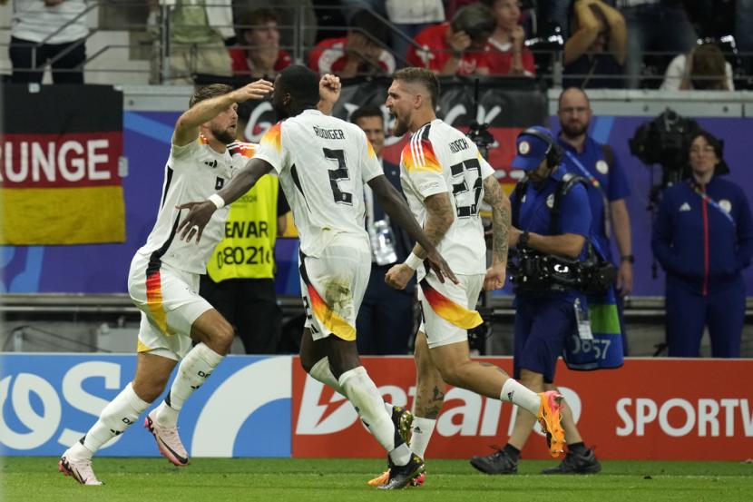 Pemain Jerman Niclas Fullkrug (kiri) merayakan gol bersama rekan satu timnya setelah mencetak gol ke gawang Swiss dalam laga terakhir Grup A Euro 2024 di Frankfurt, Jerman, Senin (24/6/2024 dini hari WIB).