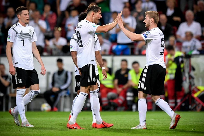 Pemain Jerman Timo Werner (kanan) merayakan golnya ke gawang Estonia.kana