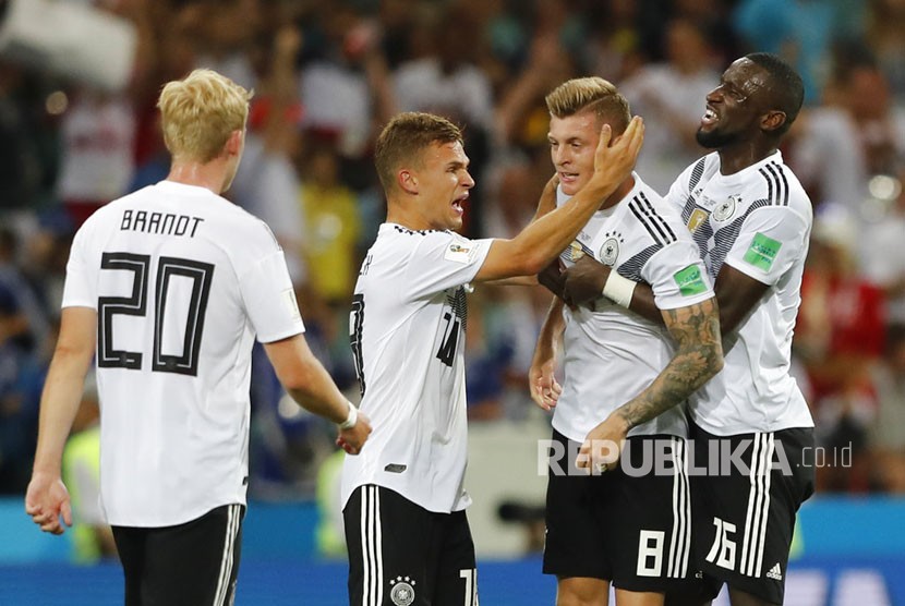 Pemain Jerman Toni Kross merayakan kemenangan  bersama rekan setimnya  pada pertandingan grup F Piala Dunia 2018  antara Jerman dan Swedia  di Stadion Fisht di Sochi, Rusia, Sabtu (23/6).