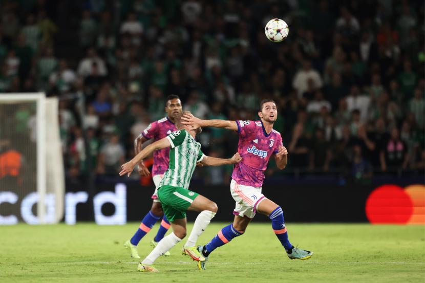 Pemain Juventus Adrien Rabiot berebut bola dengan pemain Maccabi Haifa Daniel Sundgren pada pertandingan fase Grup H Liga Champion di Haifa, Israel, Selasa (11/10/2022).