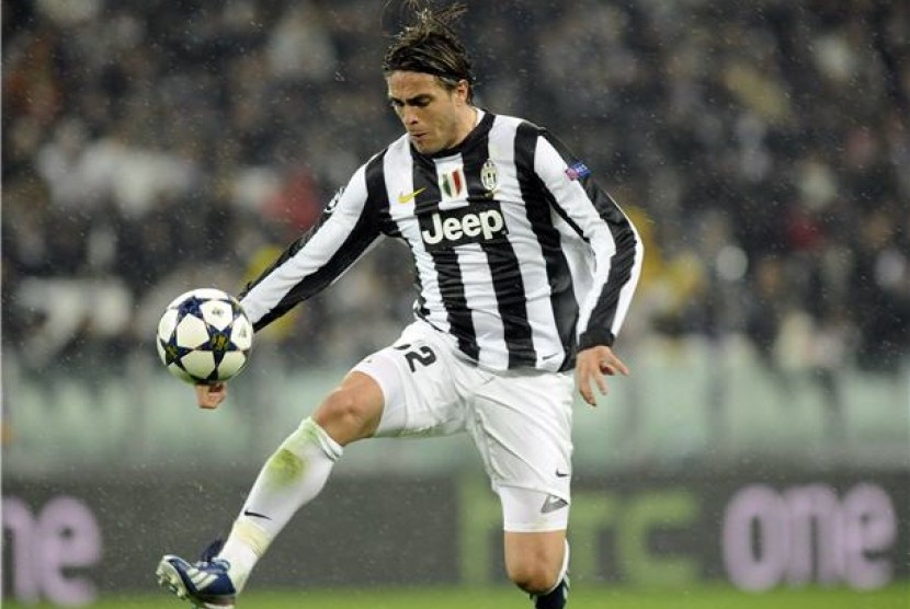 Pemain Juventus, Alessandro Matri, mengontrol bola saat menghadapi Celtic di babak 16 besar Liga Champions di Stadion Juventus, Turin, Rabu (6/3).  