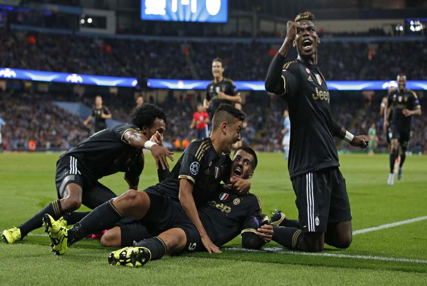 Pemain Juventus, Alvaro Morata (dua kanan), melakukan selebrasi bersama rekan setimnya usai menjebol gawang Manchester City di laga Grup D Liga Champions di Etihad Stadium, Manchester, Selasa (15/9). 