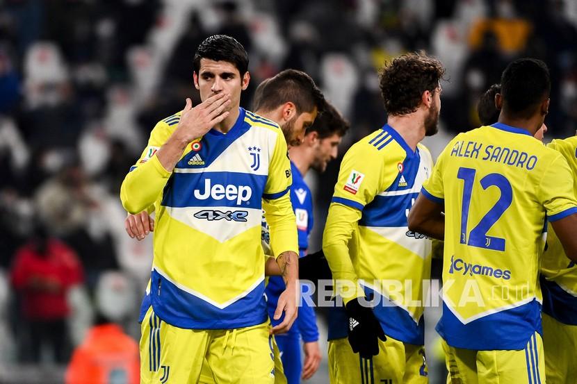 Pemain Juventus Alvaro Morata (kiri)  memberikan ciuman usai mencetak gol dalam pertandingan babak 16 besar Piala Italia antara Juventus dan Sampdoria, di stadion Allianz di Turin, Italia, Rabu (19/1/2022) dini hari WIB.