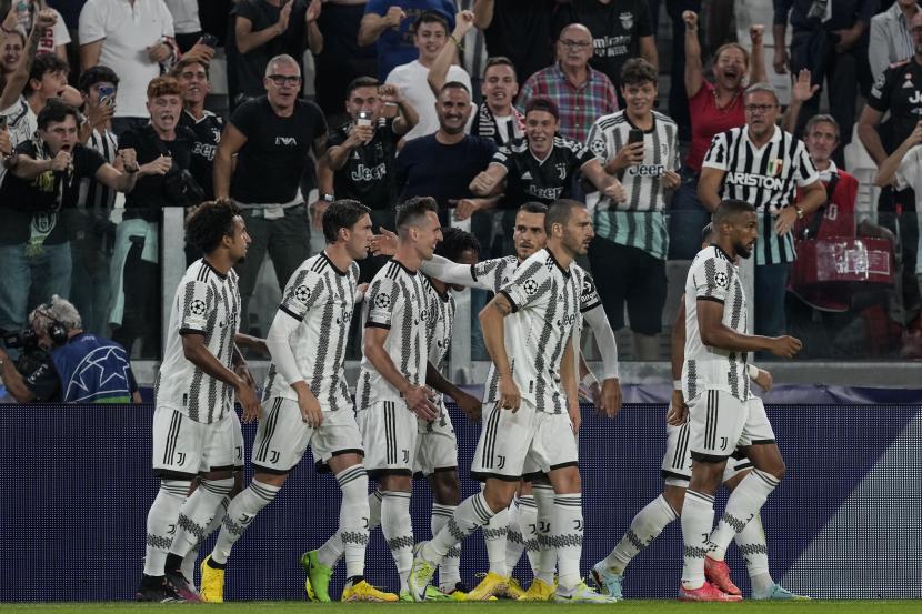  Pemain Juventus Arkadiusz Milik (ketiga kiri) merayakan dengan rekan setimnya setelah mencetak gol pembuka pada pertandingan sepak bola grup H Liga Champions antara Juventus dan Benfica di stadion Allianz, Turin, Italia, pada Rabu, 14 September 2022. 