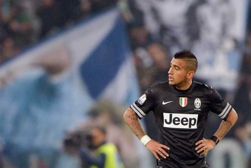 Pemain Juventus Arturo Vidal terlihat kecewa setelah timnya gagal melangkah ke final Coppa Italia setelah ditundukkan Lazio 2-1 di semi final leg kedua di Stadio Olimpico, Rabu (30/1) dini hari.