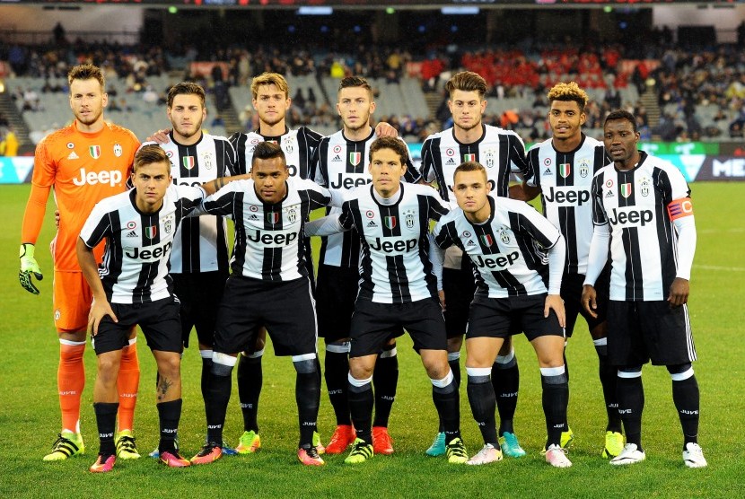 Pemain Juventus berdiri sebelum melawan Melbourne Victory di International Champions Cup di Melbourne, Sabtu (23/7).