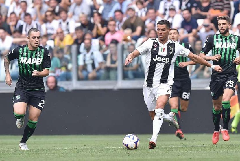  Pemain Juventus Cristiano Ronaldo membawa bola di pertandingan Serie A dalam pertandingan menghadapi US Sassuolo di Allianz Stadium Turin, Italia, Ahad (16/9). 