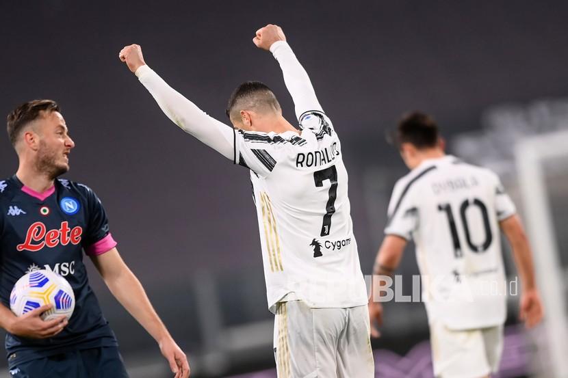 Pemain Juventus Cristiano Ronaldo merayakan gol pada akhir pertandingan setelah Juventus menang 2-1 dalam pertandingan sepak bola Serie A Italia antara Juventus dan Napoli di Stadion Allianz di Turin, Italia, Kamis (8/4) dini hari WIB. 