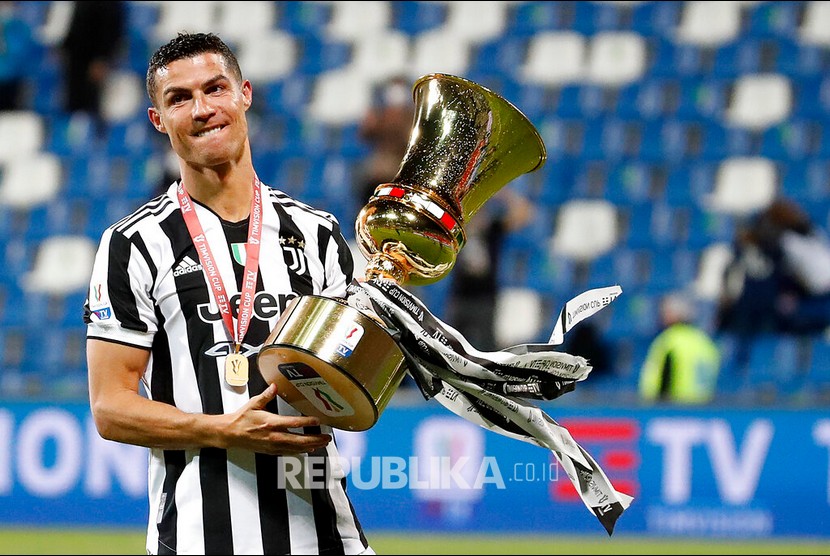  Pemain Juventus Cristiano Ronaldo merayakan keberhasilan meraih trofi Coppa Italia 2020/2021, setelah mengalahkan Atalanta 2-1 dalam pertandingan final di Stadion Mapei, Reggio Emilia, Kamis (20/5) dini hari WIB. 