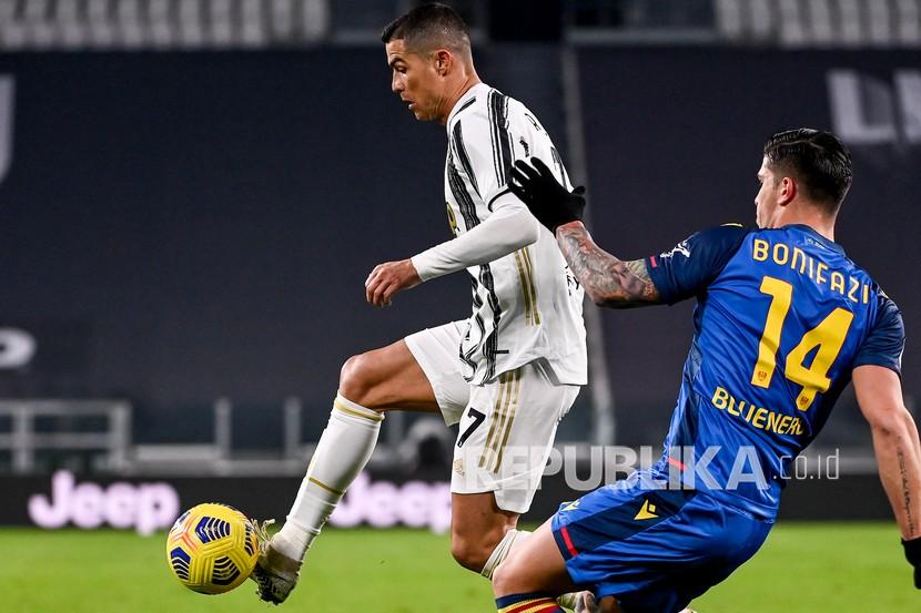 Pemain Juventus Cristiano Ronaldo (tengah) dan pemain Udinese Kevin Bonifazi memperebutkan bola pada pertandingan sepak bola Serie A Italia antara Juventus dan Udinese di Stadion Allianz di Turin, Italia, Senin (4/1) dini hari WIB.