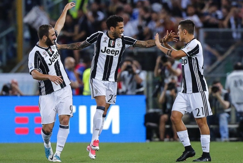  Pemain Juventus, Dani Alves (tengah), melakukan selebrasi usai menjebol gawang Lazio di final Coppa Italia di Stadion Olimpiade, Roma, Rabu (17/5).