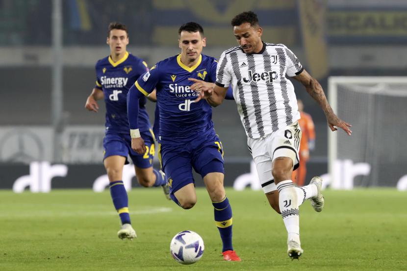 Pemain Juventus Danilo (kanan) dan pemain Verona, Kevin Lasagna berebut bola dalam pertandingan sepak bola Serie A Italia antara Hellas Verona dan Juventus di Stadion Marcantonio Bentegodi di Verona, Italia, Jumat (11/11/2022).