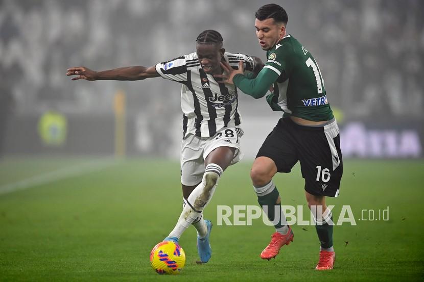 Pemain Juventus Denis Zakaria (kiri) dan pemain Verona Nicolo Casale berebut bola dalam pertandingan sepak bola Serie A antara Juventus dan Hellas Verona, di stadion Allianz di Turin, Italia, Senin (7/2/2022) dini hari WIB.