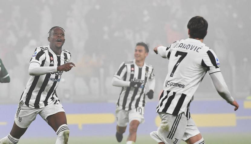 Pemain Juventus Denis Zakaria (kiri) merayakan golnya ke gawang Verona dalam laga Serie A Liga Italia, Senin (7/2/2022) dini hari WIB.