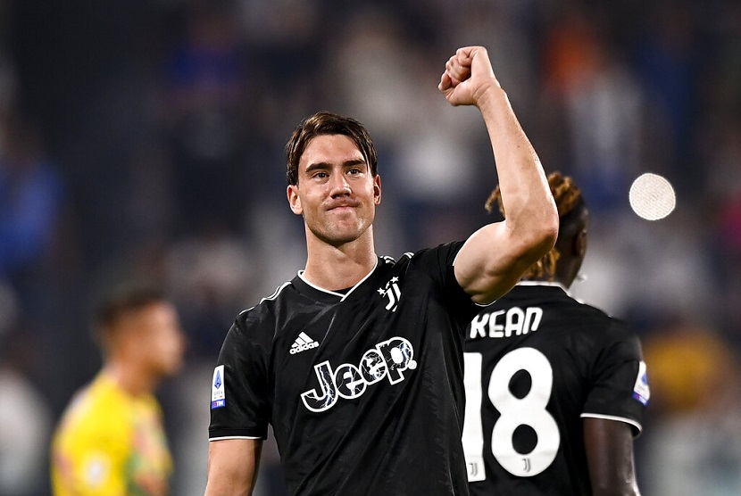 Pemain Juventus Dusan Vlahovic merayakan golnya dalam pertandingan Juventus melawan Spezia dalam lanjutan Serie A di Juventus Stadium, Turin, Rabu (31/8/2022)
