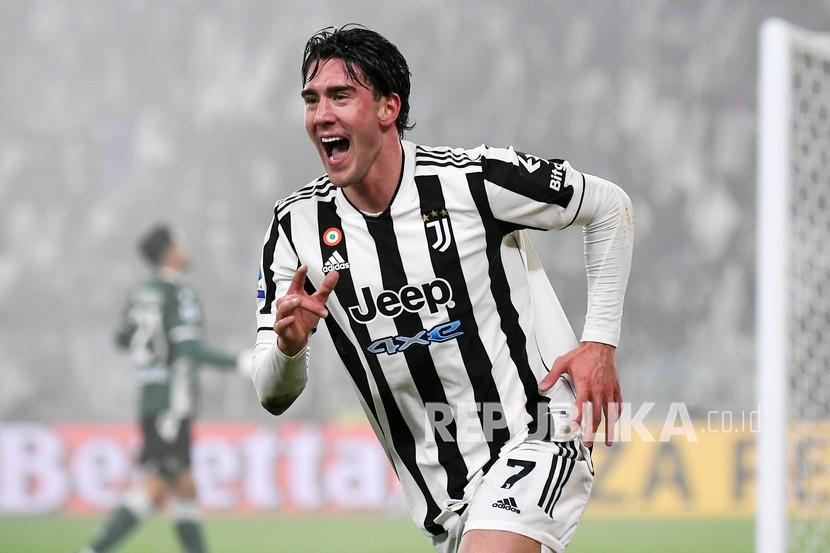 Penyerang baru Juventus Dusan Vlahovic merayakan mencetak gol pembuka timnya saat pertandingan sepak bola Serie A Liga Italia antara Juventus dan Hellas Verona, di Stadion Allianz di Turin, Italia, Senin (7/2/2022) dini hari WIB.
