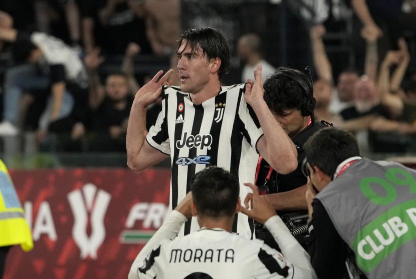 Pemain Juventus Dusan Vlahovic merayakan setelah mencetak gol.