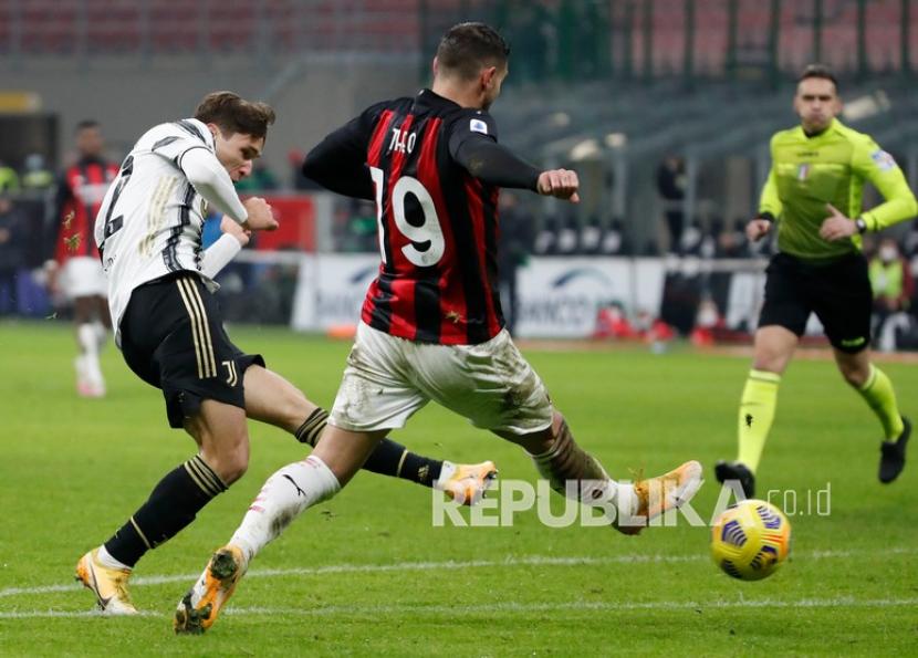 Pemain Juventus Federico Chiesa (kiri) mencetak gol kedua timnya pada pertandingan sepak bola Serie A antara AC Milan dan Juventus di stadion San Siro, di Milan, Italia, Kamis (7/1) dini hari WIB.