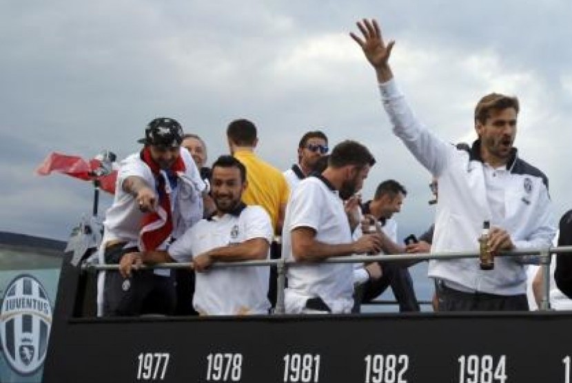 Pemain Juventus Fernando Llorente (kanan) bersama rekan setimnya merayakan keberhasilan klub asal Kota Turin itu meraih juara Liga Italia 2014, Ahad (18/5).