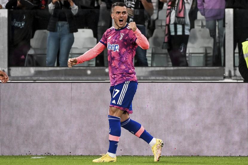 Pemain Juventus Filip Kostic merayakan golnya dalam pertandingan sepak bola Serie A antara Juventus dan Bologna, di stadion Juventus di Turin, Italia,  Senin (3/10) dini hari WIB.