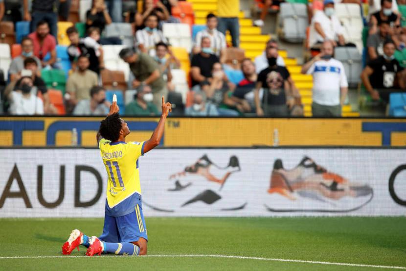 Pemain Juventus Juan Cuadrado merayakan golnya ke gawang Udinese.