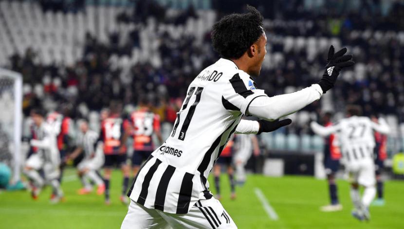 Pemain Juventus Juan Cuadrado merayakan keberhasilan mencetak gol dari sepak pojok.