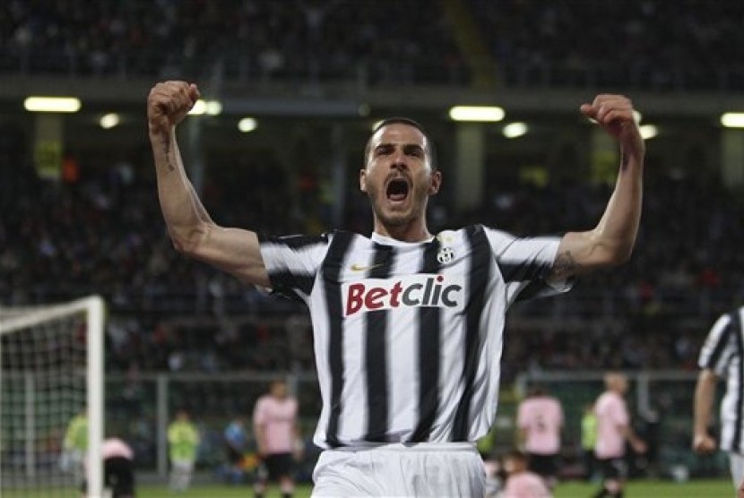 Pemain Juventus Leonardo Bonucci, merayakan gol ke gawang Palermo, Sabtu (7/4).Kemenangan 2-0 atas Palermo membuat Juventus meraih posisi teratas dalam klasemen sementara Liga Italia Serie-A.