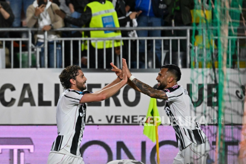 Pemain Juventus Manuel Locatelli (kiri) merayakan gol bersama rekan setimnya selama pertandingan Seri A Italia antara Venezia dan Juventus di Venesia, Italia, Senin 26 Mei 2025 dini hari WIB. 