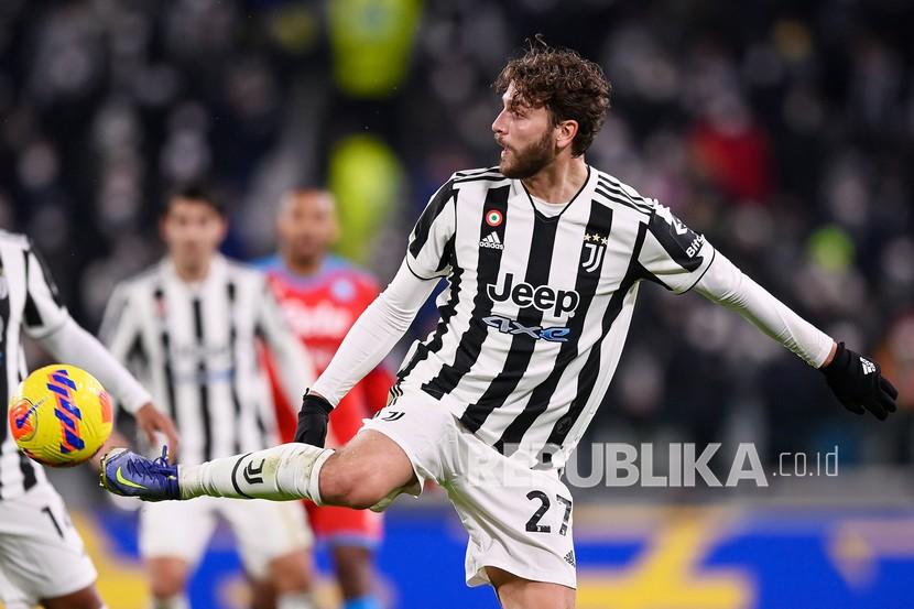  Pemain Juventus Manuel Locatelli mengontrol bola.