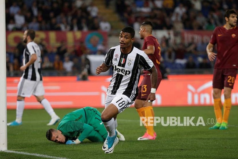 Pemain Juventus Mario Lemina merayakan golnya ke gawang AS Roma pada pertandingan  Serie A Itali  di Olympic Stadium