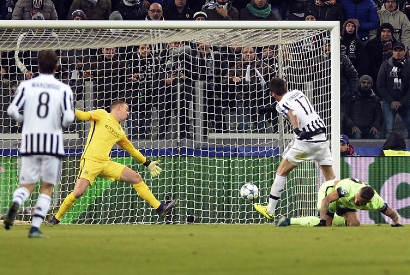 Pemain Juventus, Mario Mandzukic, kedua dari kanan, melesakkan tendangan ke gawang Manchester City dalam pertandingan Liga Champions yang berlangsung di Juventus Stadium, Turin, Italia, Kamis (25/11) waktu setempat. 