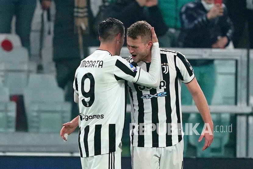Pemain Juventus Matthijs de Ligt  (kanan)  merayakan setelah mencetak gol pada pertandingan sepak bola Serie A Italia antara Juventus dan Torino di Juventus Stadium di Turin, Italia, Sabtu (19/2) dini hari WIB.