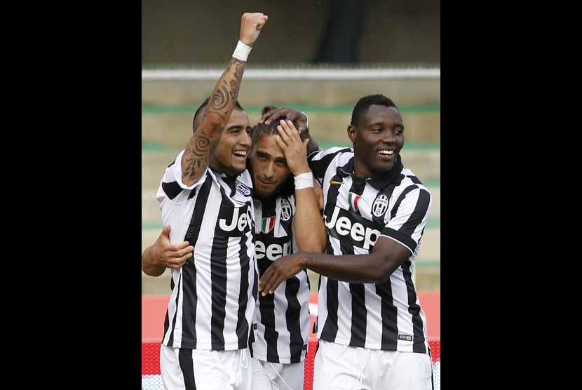 Pemain Juventus melakukan selebrasi saat menghadapi Chievo Verona di laga Serie A Italia di Bentegodi stadium, Verona, Sabtu (30/8). 