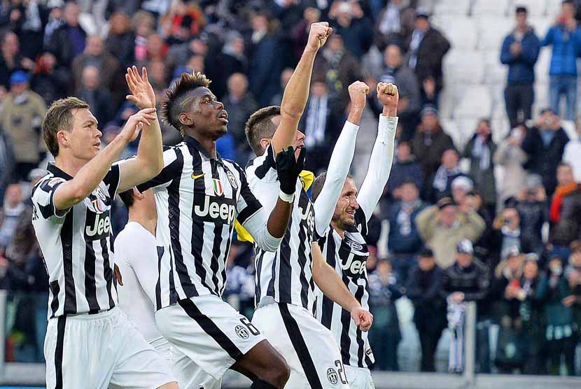 Pemain Juventus melakukan selebrasi usai mengalahkan Chievo Verona 2-0 dalam laga Serie A Italia di Stadion Juventus, Turin, Ahad (25/1). 