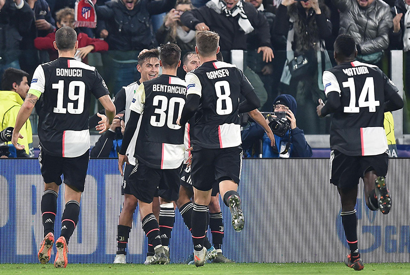 Pemain Juventus merayakan gol Dybala ke gawang Atletico Madrid di Allianz Stadium, Turin, Rabu (27/11).